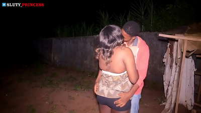 与俱乐部的胖女孩的街头浪漫和热的性爱