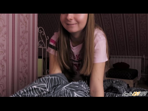 ❤️ 金发女郎深情吸吮她的闺蜜，并在她的嘴里得到了精液 ☑ Sex video